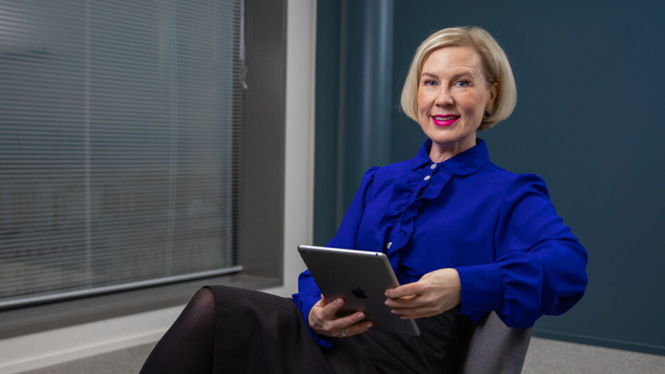 Elina Koivumäki käy läpi sopimisen sanastoa